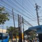 Tiang dan kabel fiber optik (FO) terpasang di sejumlah ruas jalan di Kabupaten Kudus. Foto: JP
