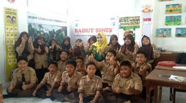 Siswa SD 3 Jepang, Kecamatan Mejobo, Kudus, mengikuti kegiatan literasi dan numerasi melalui program Badut Sinis (Bermain Asyik di Sudut Literasi Numerasi Kelas), Sabtu (26/9/2026). Pembelajaran dikemas dengan permainan edukatif, membaca, berhitung, dan aktivitas digital agar siswa dapat belajar sambil bermain. Foto: istimewa