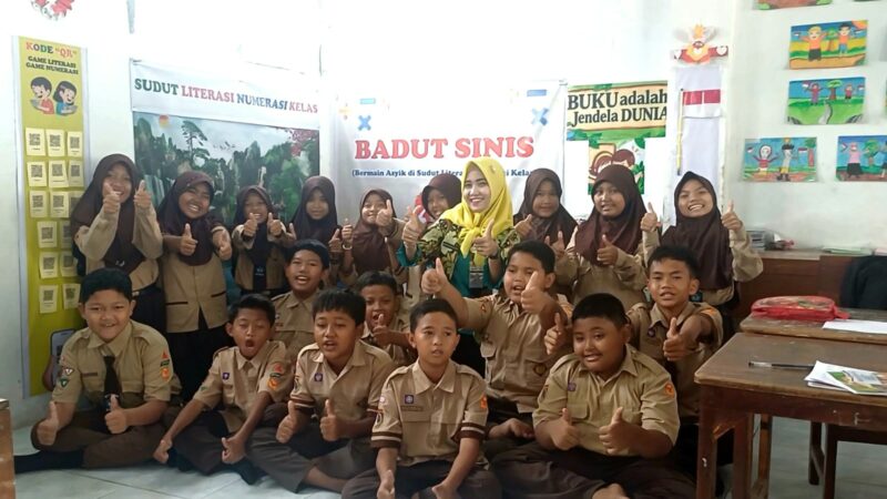 Siswa SD 3 Jepang, Kecamatan Mejobo, Kudus, mengikuti kegiatan literasi dan numerasi melalui program Badut Sinis (Bermain Asyik di Sudut Literasi Numerasi Kelas), Sabtu (26/9/2026). Pembelajaran dikemas dengan permainan edukatif, membaca, berhitung, dan aktivitas digital agar siswa dapat belajar sambil bermain. Foto: istimewa