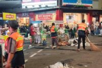Petugas Dinas PKPLH Kudus bersama relawan Eco-Patrol dikerahkan untuk menjaga kebersihan kawasan Simpang Tujuh setelah konser Charly Setia Band dan Guyon Waton, Sabtu (26/9/2026) malam. Sebanyak 60 personel diterjunkan dalam pengelolaan sampah melalui gerakan Zero Waste. Foto: istimewa
