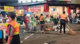 Petugas Dinas PKPLH Kudus bersama relawan Eco-Patrol dikerahkan untuk menjaga kebersihan kawasan Simpang Tujuh setelah konser Charly Setia Band dan Guyon Waton, Sabtu (26/9/2026) malam. Sebanyak 60 personel diterjunkan dalam pengelolaan sampah melalui gerakan Zero Waste. Foto: istimewa