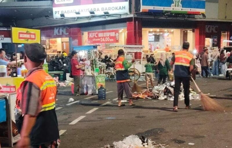 Petugas Dinas PKPLH Kudus bersama relawan Eco-Patrol dikerahkan untuk menjaga kebersihan kawasan Simpang Tujuh setelah konser Charly Setia Band dan Guyon Waton, Sabtu (26/9/2026) malam. Sebanyak 60 personel diterjunkan dalam pengelolaan sampah melalui gerakan Zero Waste. Foto: istimewa