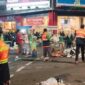 Petugas Dinas PKPLH Kudus bersama relawan Eco-Patrol dikerahkan untuk menjaga kebersihan kawasan Simpang Tujuh setelah konser Charly Setia Band dan Guyon Waton, Sabtu (26/9/2026) malam. Sebanyak 60 personel diterjunkan dalam pengelolaan sampah melalui gerakan Zero Waste. Foto: istimewa