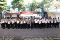 Kapolres Kudus AKBP Wahyu Sulistyo bersama para penerima penghargaan usai upacara pemberian penghargaan kepada 70 personel berprestasi dan mitra Polri, Senin (28/9/2026). Foto: istimewa