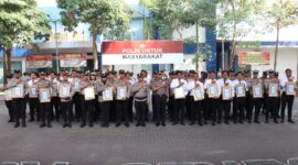 Kapolres Kudus AKBP Wahyu Sulistyo bersama para penerima penghargaan usai upacara pemberian penghargaan kepada 70 personel berprestasi dan mitra Polri, Senin (28/9/2026). Foto: istimewa