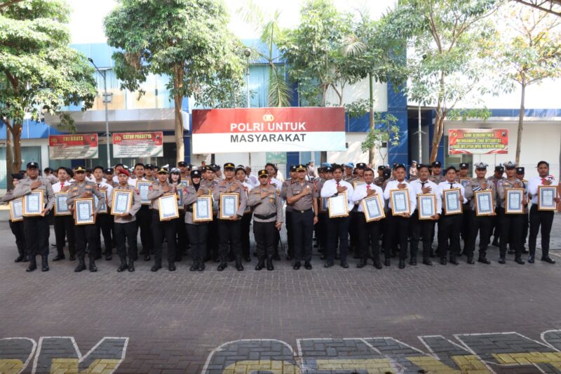 Kapolres Kudus AKBP Wahyu Sulistyo bersama para penerima penghargaan usai upacara pemberian penghargaan kepada 70 personel berprestasi dan mitra Polri, Senin (28/9/2026). Foto: istimewa