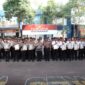 Kapolres Kudus AKBP Wahyu Sulistyo bersama para penerima penghargaan usai upacara pemberian penghargaan kepada 70 personel berprestasi dan mitra Polri, Senin (28/9/2026). Foto: istimewa