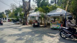 Sejumlah pedagang kaki lima (PKL) beraktivitas di kawasan Museum Kretek Kudus, Selasa (29/9/2026). Dalam pengembangan kawasan museum yang akan dimulai 1 Oktober 2026, investor memastikan PKL tetap diperbolehkan berjualan dan tidak akan dilakukan penggusuran, namun nantinya akan dilakukan penataan. Foto: JP