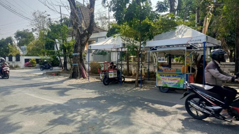 Sejumlah pedagang kaki lima (PKL) beraktivitas di kawasan Museum Kretek Kudus, Selasa (29/9/2026). Dalam pengembangan kawasan museum yang akan dimulai 1 Oktober 2026, investor memastikan PKL tetap diperbolehkan berjualan dan tidak akan dilakukan penggusuran, namun nantinya akan dilakukan penataan. Foto: JP