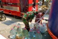 Perwakilan Kodim 0722/Kudus menyerahkan air bersih kepada warga Desa Glagahwaru, Kecamatan Undaan, Kudus, Selasa (29/9/2026). Penyaluran 5.000 liter air dilakukan untuk membantu memenuhi kebutuhan warga yang terdampak kekeringan. Foto: Kodim Kudus