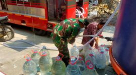 Perwakilan Kodim 0722/Kudus menyerahkan air bersih kepada warga Desa Glagahwaru, Kecamatan Undaan, Kudus, Selasa (29/9/2026). Penyaluran 5.000 liter air dilakukan untuk membantu memenuhi kebutuhan warga yang terdampak kekeringan. Foto: Kodim Kudus