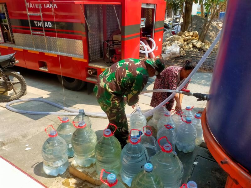 Perwakilan Kodim 0722/Kudus menyerahkan air bersih kepada warga Desa Glagahwaru, Kecamatan Undaan, Kudus, Selasa (29/9/2026). Penyaluran 5.000 liter air dilakukan untuk membantu memenuhi kebutuhan warga yang terdampak kekeringan. Foto: Kodim Kudus