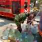 Perwakilan Kodim 0722/Kudus menyerahkan air bersih kepada warga Desa Glagahwaru, Kecamatan Undaan, Kudus, Selasa (29/9/2026). Penyaluran 5.000 liter air dilakukan untuk membantu memenuhi kebutuhan warga yang terdampak kekeringan. Foto: Kodim Kudus