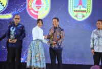 Bupati Kudus menerima penghargaan dari  Wakil Menteri Pariwisata RI Ni Luh Puspa (Foto:Kominfo)