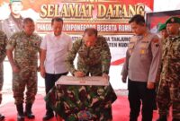Pangdam IV/Diponegoro Mayjen TNI Achiruddin Darojat menandatangani prasasti sebagai tanda diresmikannya Jembatan Garuda Merah Putih yang menghubungkan Desa Tanjungrejo dan Desa Klaling, Kecamatan Jekulo, Kabupaten Kudus, Rabu (2/9/2026). Kehadiran jembatan tersebut memberikan akses yang lebih mudah bagi sekitar 2.000 warga. Foto: JP