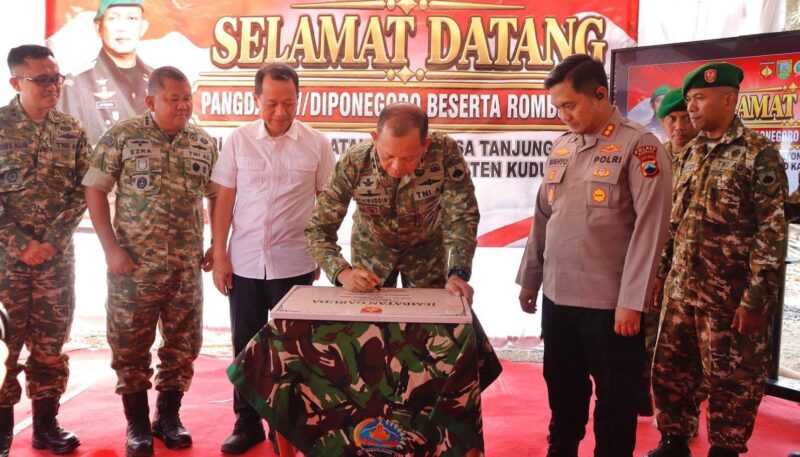 Pangdam IV/Diponegoro Mayjen TNI Achiruddin Darojat menandatangani prasasti sebagai tanda diresmikannya Jembatan Garuda Merah Putih yang menghubungkan Desa Tanjungrejo dan Desa Klaling, Kecamatan Jekulo, Kabupaten Kudus, Rabu (2/9/2026). Kehadiran jembatan tersebut memberikan akses yang lebih mudah bagi sekitar 2.000 warga. Foto: JP