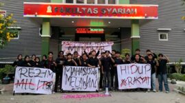 Dewan Eksekutif Mahasiswa (DEMA) Fakultas Syariah Universitas Islam Negeri (UIN) Sunan Kudus menggelar Refleksi September Hitam dengan tema “Merawat Ingatan adalah Perlawanan” di depan Fakultas Syariah, Kamis, 1/10/2026. (Foto: Istimewa) 