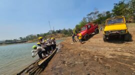 Wisatawan diajarkan berwisata sambil tebar benih ikan di Wisata Waduk Logung, Kabupaten Kudus. (Foto: Istimewa) 