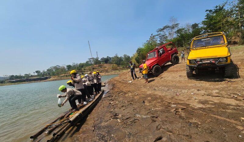Wisatawan diajarkan berwisata sambil tebar benih ikan di Wisata Waduk Logung, Kabupaten Kudus. (Foto: Istimewa) 