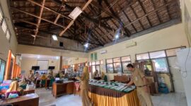 Kondisi atap ruang guru di SMPN 2 Bae, Kabupaten Kudus, yang sudah rusak. (Foto: J05/A01) 