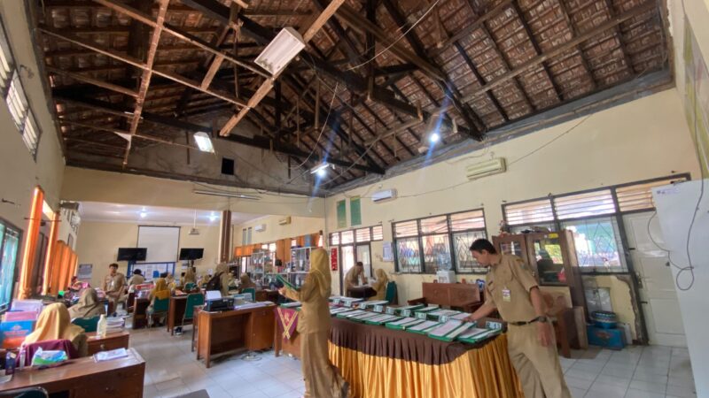 Kondisi atap ruang guru di SMPN 2 Bae, Kabupaten Kudus, yang sudah rusak. (Foto: J05/A01) 