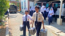 Ilustrasi. Pendistribusian Makan Bergizi Gratis (MBG) di sekolah. (Foto: J05) 