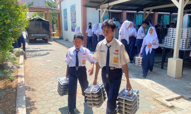 Ilustrasi. Pendistribusian Makan Bergizi Gratis (MBG) di sekolah. (Foto: J05) 