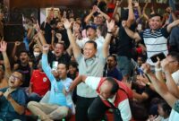 Bupati Kudus bersama warga bersorak gembira Indonesia Juara (Foto:JP)