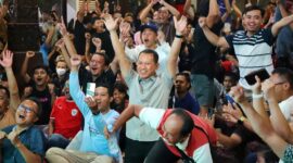 Bupati Kudus bersama warga bersorak gembira Indonesia Juara (Foto:JP)