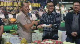 Dandim 0722/Kudus Letkol Arh Yuusufa Allan Andriasie bersama Bupati Kudus Sam'ani Intakoris foto bersama usai potong tumpeng dalam rangka HUT ke-81 TNI dan HUT ke-76 Kodam IV/Diponegoro di Lapangan Makodim Kudus, Senin (5/10/2026) malam. Foto: JP