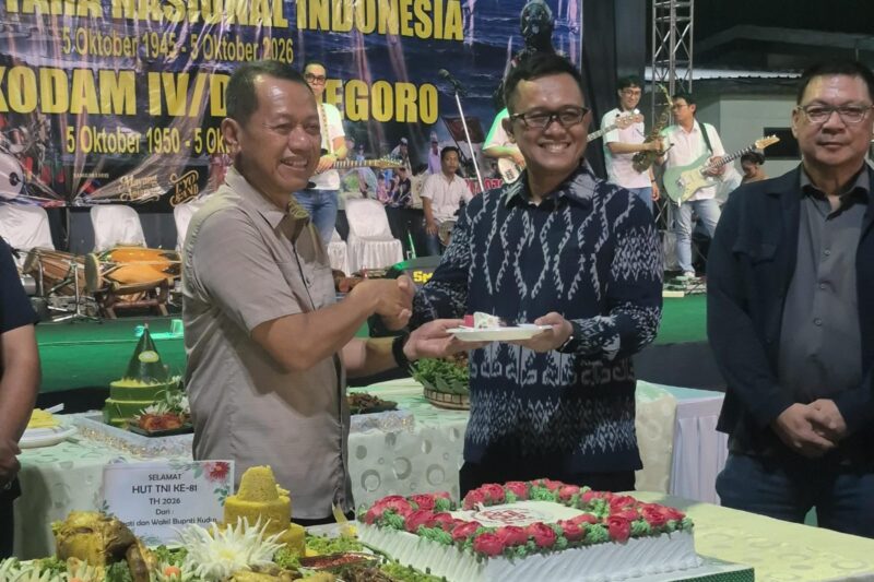 Dandim 0722/Kudus Letkol Arh Yuusufa Allan Andriasie bersama Bupati Kudus Sam'ani Intakoris foto bersama usai potong tumpeng dalam rangka HUT ke-81 TNI dan HUT ke-76 Kodam IV/Diponegoro di Lapangan Makodim Kudus, Senin (5/10/2026) malam. Foto: JP