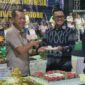 Dandim 0722/Kudus Letkol Arh Yuusufa Allan Andriasie bersama Bupati Kudus Sam'ani Intakoris foto bersama usai potong tumpeng dalam rangka HUT ke-81 TNI dan HUT ke-76 Kodam IV/Diponegoro di Lapangan Makodim Kudus, Senin (5/10/2026) malam. Foto: JP