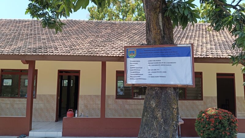 Proses rehab sekolah di Kabupaten Kudus. (Foto: J05) 