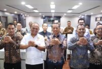 Bupati Kudus Sam'ani Intakoris bersama14 peserta yang menjalani uji kompetensi di Assessment Center Mabes Polri (Foto:Istimewa) 