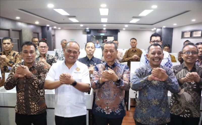 Bupati Kudus Sam'ani Intakoris bersama14 peserta yang menjalani uji kompetensi di Assessment Center Mabes Polri (Foto:Istimewa) 
