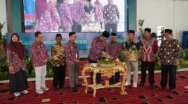 Universitas Muhammadiyah Kudus (UMKU) merayakan milad ke-28 pada Senin, 12 Oktober 2026. Bertempat di gedung Crystal Building UMKU, momentum hari jadi ini dirayakan dengan sederhana bersama seluruh pegawai melalui kegiatan 