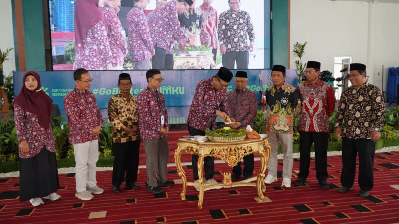 Universitas Muhammadiyah Kudus (UMKU) merayakan milad ke-28 pada Senin, 12 Oktober 2026. Bertempat di gedung Crystal Building UMKU, momentum hari jadi ini dirayakan dengan sederhana bersama seluruh pegawai melalui kegiatan 