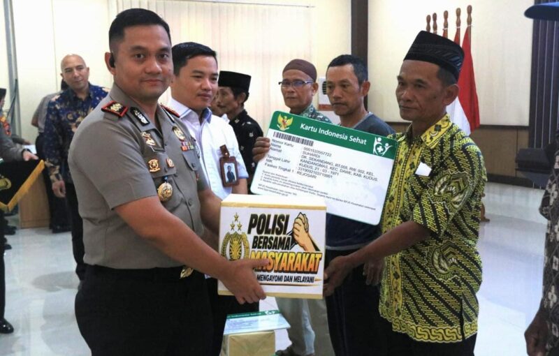 Kapolres Kudus menyerahkan bantuan secara simbolis kepada masyarakat rentan. (Foto: J05) 