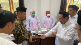 Wakil Menteri Kesehatan (Wamenkes) Republik Indonesia, Benyamin Paulus Oktavianus, meninjau langsung pelaksanaan program Cek Kesehatan Gratis (CKG) di Pondok Pesantren Qudsiyyah, Kabupaten Kudus, Selasa, 13/10/2026. (Foto: J05) 