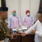 Wakil Menteri Kesehatan (Wamenkes) Republik Indonesia, Benyamin Paulus Oktavianus, meninjau langsung pelaksanaan program Cek Kesehatan Gratis (CKG) di Pondok Pesantren Qudsiyyah, Kabupaten Kudus, Selasa, 13/10/2026. (Foto: J05) 