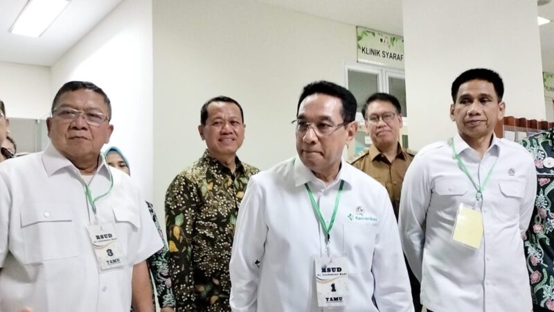 Wakil Menteri Kesehatan (Wamenkes) Republik Indonesia, Benyamin Paulus Oktavianus, saat melakukan kunjungan kerja di Rumah Sakit Umum Daerah (RSUD) dr. Loekmono Hadi Kudus, Selasa, 13/10/2026. (Foto: J05) 