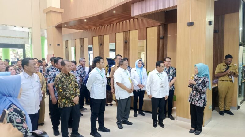 Wakil Menteri Kesehatan Republik Indonesia Benyamin Paulus Oktavianus mengunjungi Rumah Sakit Umum Daerah (RSUD) dr. Loekmono Hadi Kabupaten Kudus, Selasa, 13/10/2026. (Foto: J05) 