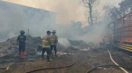 Petugas Damkar berusaha memadamkan titik api. Foto: ist