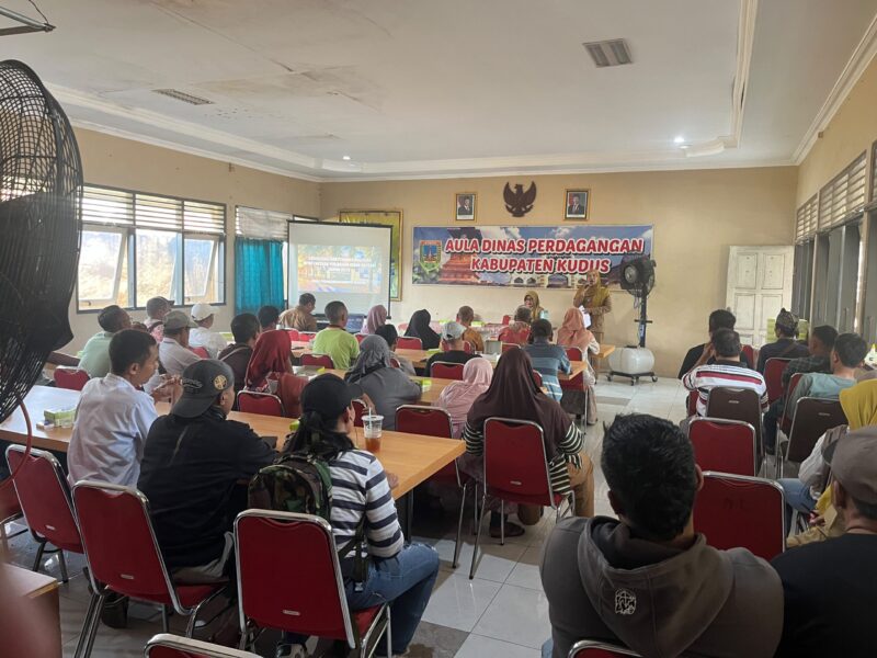 Penandatanganan naskah perjanjian hibah daerah untuk para PKL di Kabupaten Kudus. (Foto: J05) 