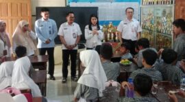 Wakil Bupati Kudus, Bellinda Birton, didampingi Pelaksana Tugas (Plt) Kepala Dinas Pendidikan, Kepemudaan dan Olahraga (Disdikpora) Kabupaten Kudus, Anggun Nugroho, meninjau langsung pelaksanaan program MBG Prasmanan di SD 1 Prambatan Lor pada Rabu, 21/10/2026. (Foto: J05) 
