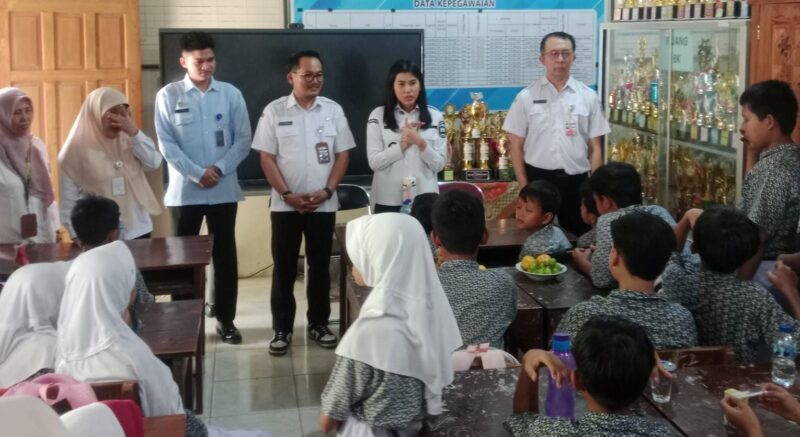 Wakil Bupati Kudus, Bellinda Birton, didampingi Pelaksana Tugas (Plt) Kepala Dinas Pendidikan, Kepemudaan dan Olahraga (Disdikpora) Kabupaten Kudus, Anggun Nugroho, meninjau langsung pelaksanaan program MBG Prasmanan di SD 1 Prambatan Lor pada Rabu, 21/10/2026. (Foto: J05) 
