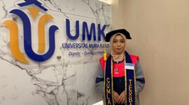 Khilda Evita Aisya, mahasiswa Program Studi Pendidikan Bahasa Inggris, Fakultas Keguruan dan Ilmu Pendidikan (FKIP) Universitas Muria Kudus (UMK), mengaku bangga dapat meraih predikat wisudawan terbaik pada Wisuda ke-77 UMK. (Foto: J05) 