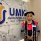 Khilda Evita Aisya, mahasiswa Program Studi Pendidikan Bahasa Inggris, Fakultas Keguruan dan Ilmu Pendidikan (FKIP) Universitas Muria Kudus (UMK), mengaku bangga dapat meraih predikat wisudawan terbaik pada Wisuda ke-77 UMK. (Foto: J05) 