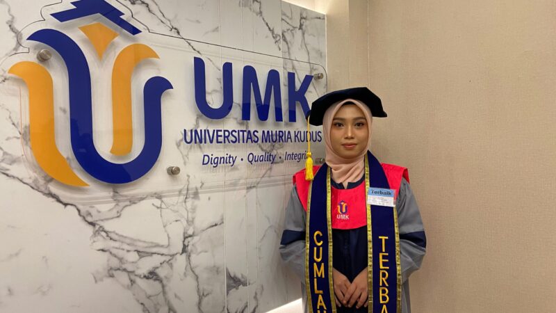 Khilda Evita Aisya, mahasiswa Program Studi Pendidikan Bahasa Inggris, Fakultas Keguruan dan Ilmu Pendidikan (FKIP) Universitas Muria Kudus (UMK), mengaku bangga dapat meraih predikat wisudawan terbaik pada Wisuda ke-77 UMK. (Foto: J05) 