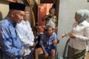 Penyerahan bantuan kursi roda untuk Kusnin, warga Kelurahan Mlatinorowito, Kecamatan Kota, Kabupaten Kudus. (Foto: J05) 
